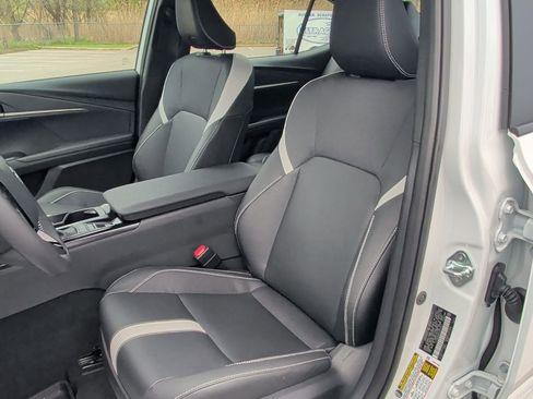 Used 2025 Toyota Camry SE w/ Convenience Package image 16