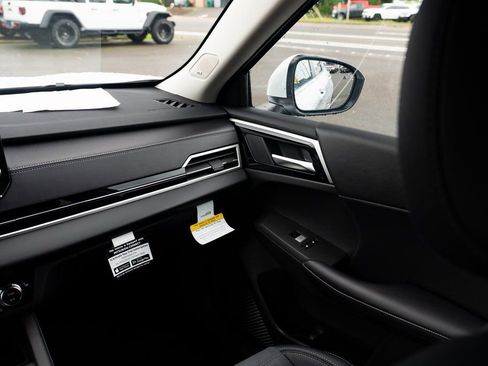 New 2025 Mitsubishi Outlander SE image 10