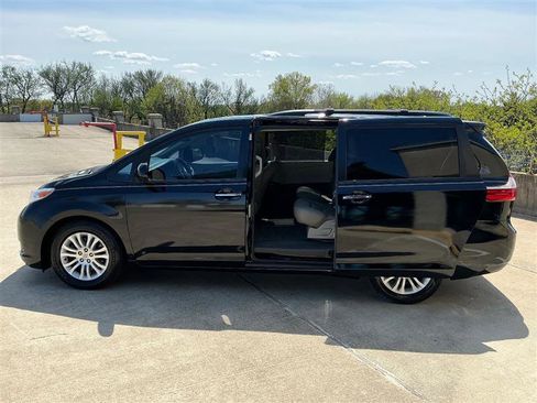 Used 2016 Toyota Sienna XLE w/ XLE Navigation Package image 4