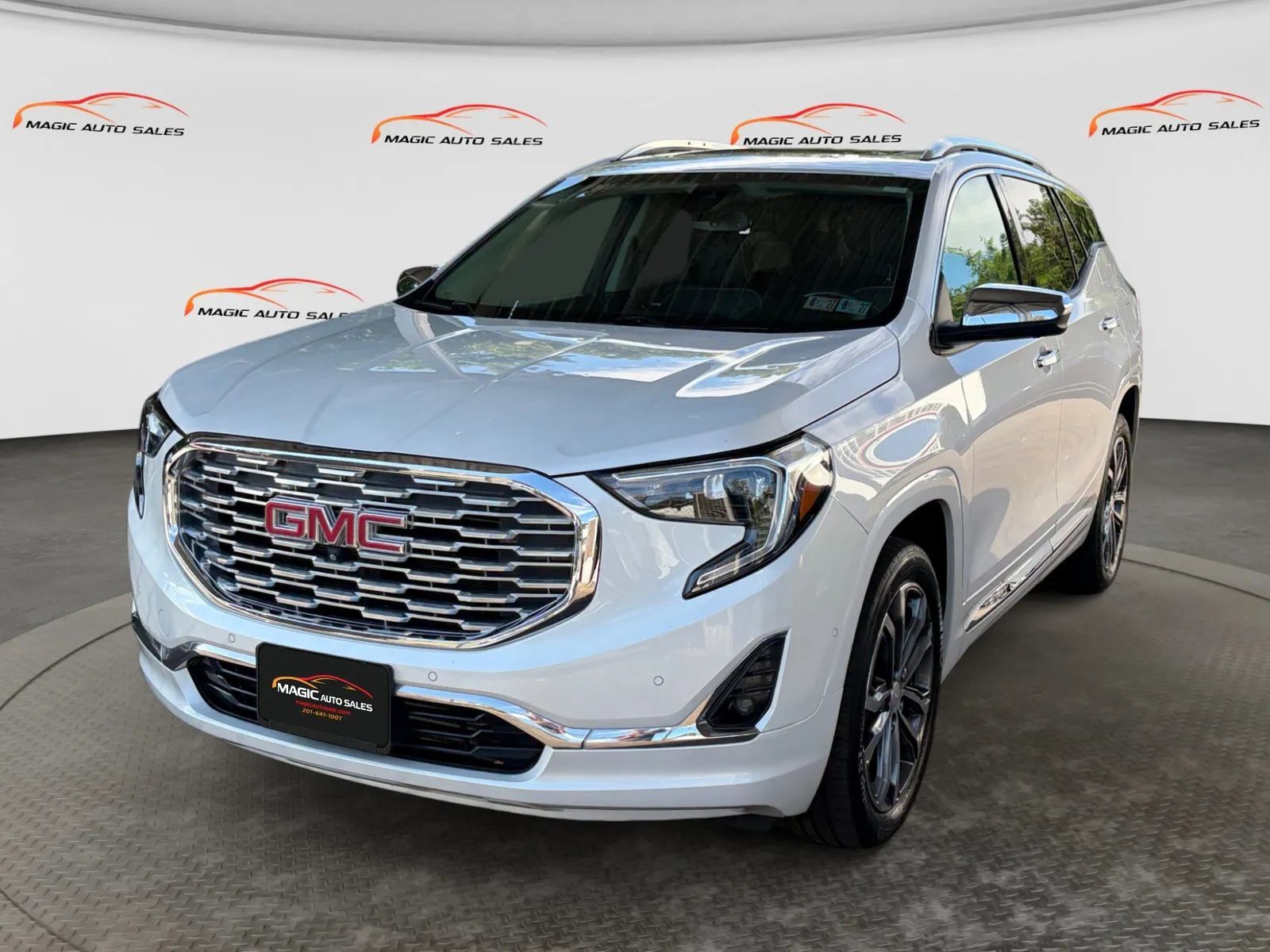 Used 2020 GMC Terrain Denali w/ Denali Premium Package AWD/4WD image 1