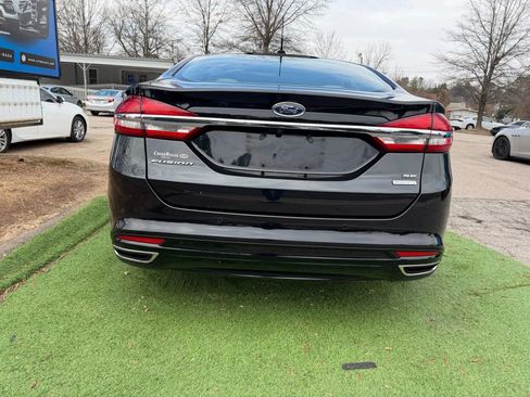 Used 2017 Ford Fusion SE w/ Fusion SE Technology Package image 4