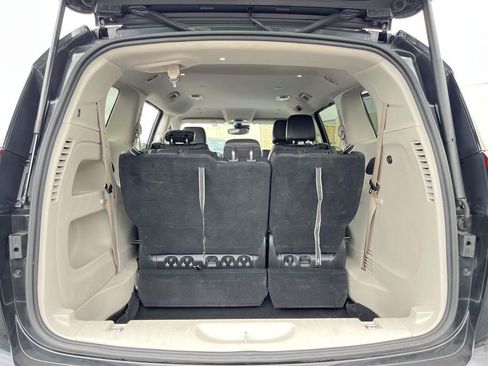 Used 2022 Chrysler Pacifica Touring-L image 10