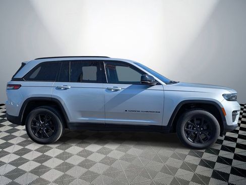 Used 2025 Jeep Grand Cherokee Altitude AWD/4WD image 6