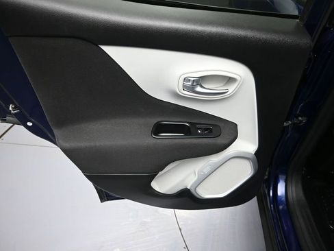 Used 2019 Jeep Renegade Latitude w/ Cold Weather Group FWD image 27