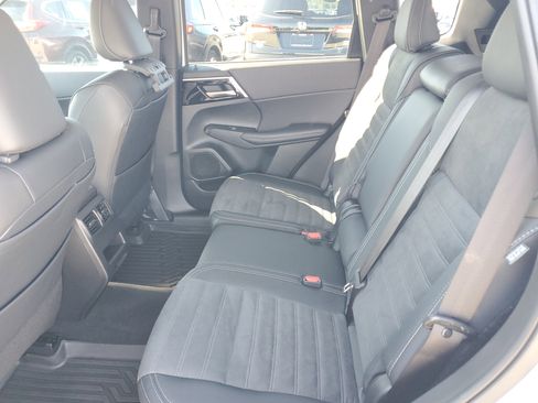 Used 2024 Mitsubishi Outlander AWD image 9