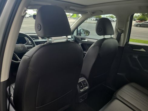 Used 2022 Volkswagen Tiguan SE w/ Panoramic Sunroof Package FWD image 13