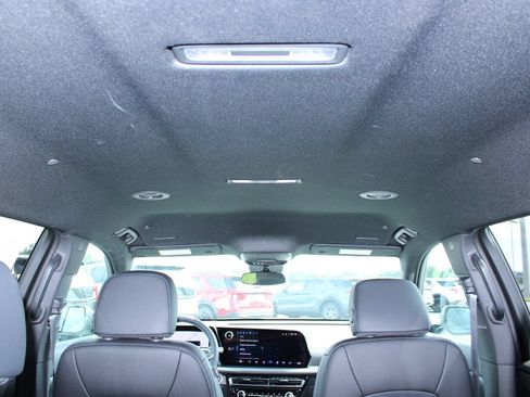 Used 2025 Chevrolet Traverse LT FWD image 14