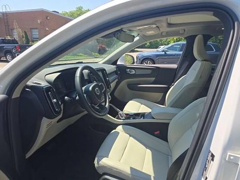Certified 2025 Volvo XC40 B5 Plus AWD/4WD image 5