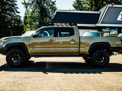 Used 2019 Toyota Tacoma TRD Off-Road AWD/4WD image 15