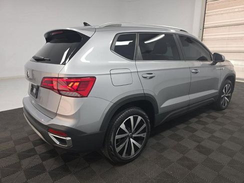 Used 2023 Volkswagen Taos SE w/ Panoramic Sunroof Package FWD image 2