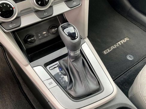 Used 2019 Hyundai Elantra SE image 28