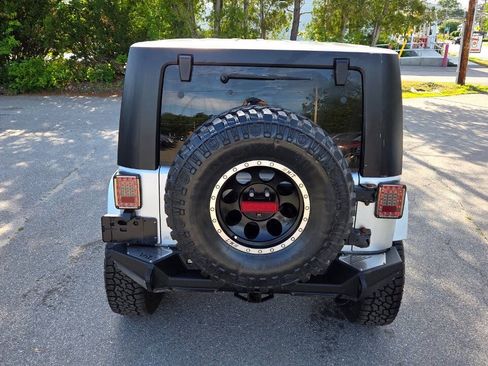 Used 2010 Jeep Wrangler Unlimited Sahara w/ Dual Top Group AWD/4WD image 15