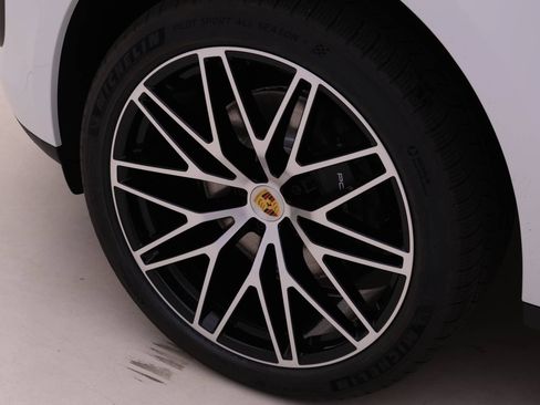 Used 2026 Porsche Macan AWD/4WD image 11