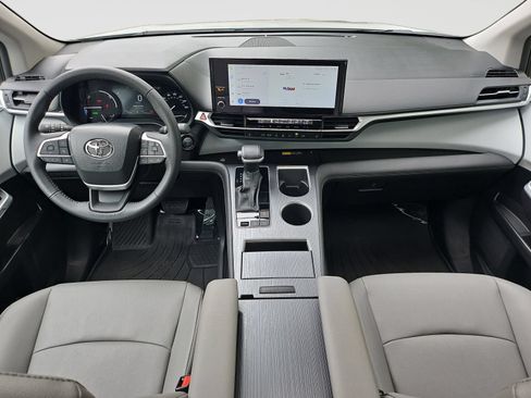 Used 2025 Toyota Sienna XLE FWD image 16