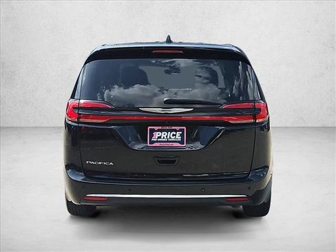 Used 2024 Chrysler Pacifica Touring-L FWD image 7