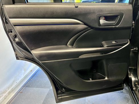 Used 2019 Toyota Highlander SE AWD/4WD image 18