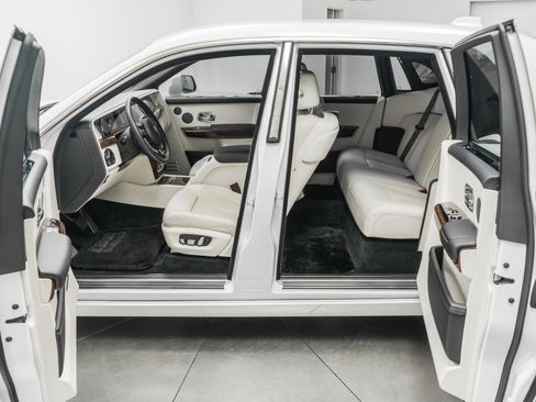 Used 2023 Rolls-Royce Phantom Sedan image 24