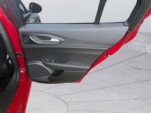 Used 2019 Alfa Romeo Giulia AWD image 18
