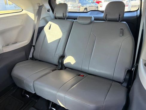 Used 2022 Toyota Sienna XLE image 11