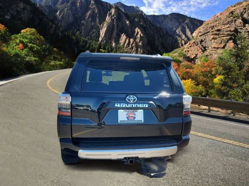 Used 2018 Toyota 4Runner TRD Off-Road Premium AWD/4WD image 4