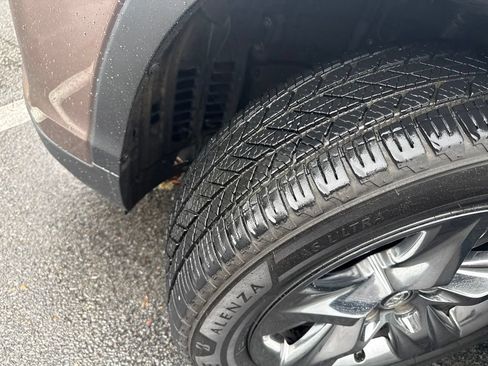 Used 2019 Toyota Highlander Limited Platinum FWD image 7