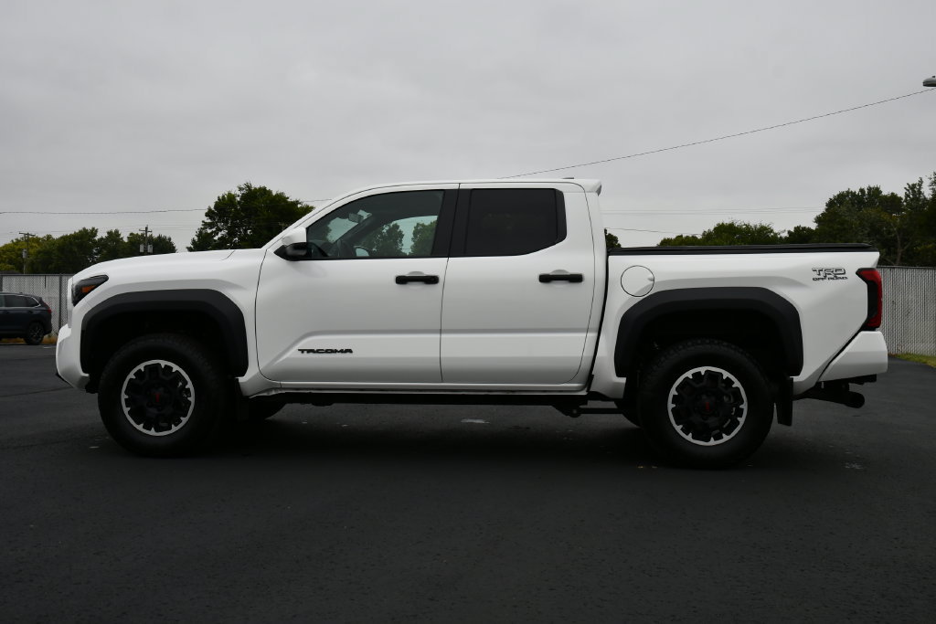 Used 2024 Toyota Tacoma TRD Off-Road AWD/4WD image 4