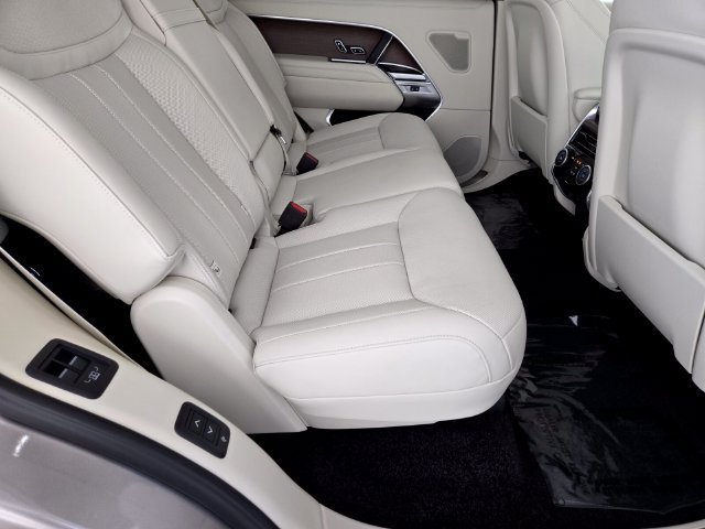 Certified 2025 Land Rover Range Rover Long Wheelbase SE AWD/4WD image 17