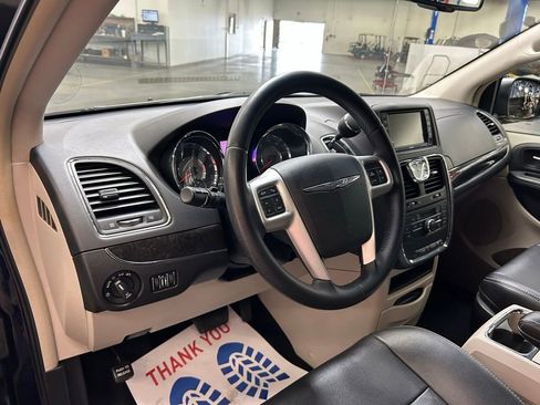 Used 2015 Chrysler Town & Country Touring FWD image 21