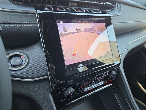 Used 2025 Jeep Grand Cherokee Altitude image 17