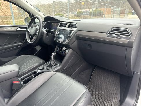 Used 2022 Volkswagen Tiguan SE image 32
