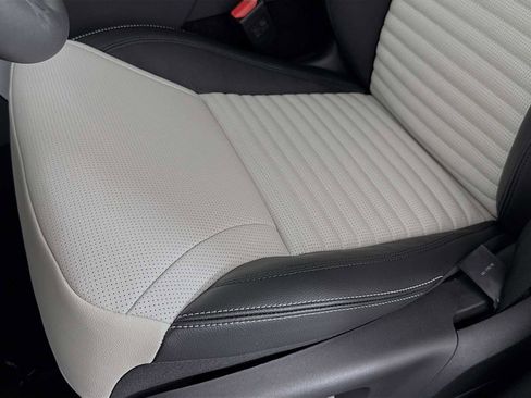 New 2025 Land Rover Discovery S image 21