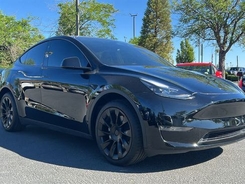 Used 2024 Tesla Model Y Long Range AWD/4WD image 3