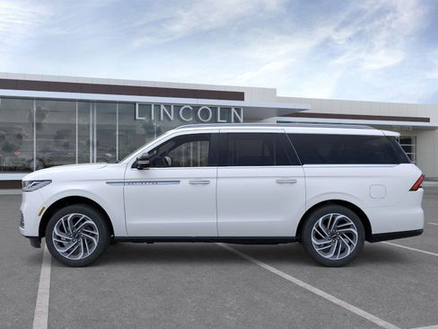 New 2026 Lincoln Navigator L Reserve AWD/4WD image 3