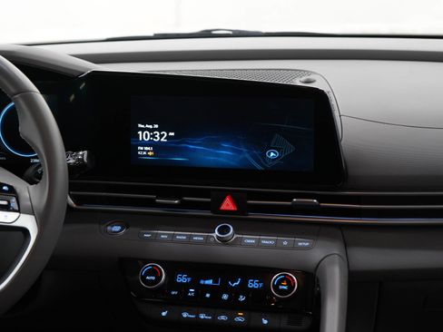 Used 2025 Hyundai Elantra SEL FWD image 15