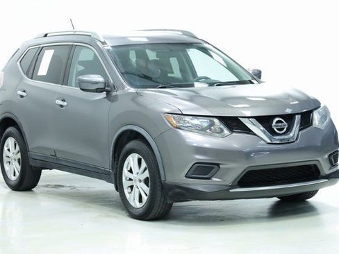 Used 2016 Nissan Rogue SV image 3