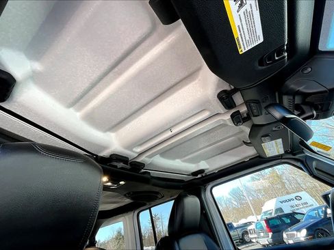 Used 2020 Jeep Wrangler Unlimited Sahara image 14