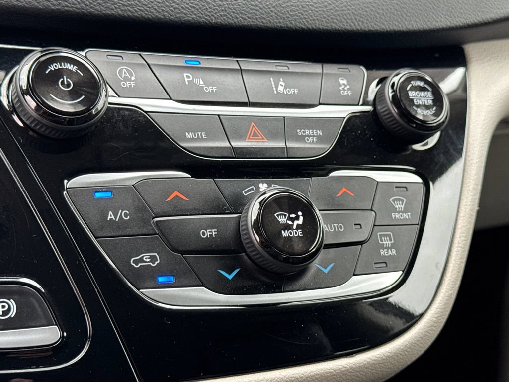 Used 2023 Chrysler Pacifica Touring-L FWD image 31