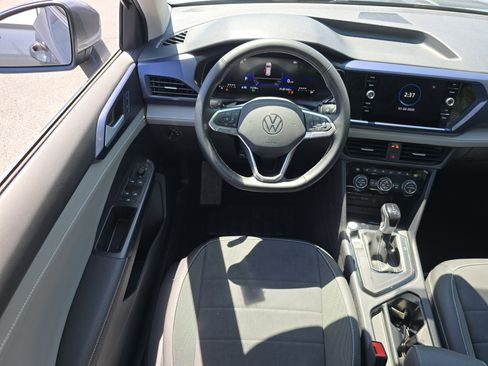 Used 2024 Volkswagen Taos SE w/ Panoramic Sunroof Package FWD image 24