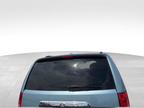 Used 2010 Chrysler Town & Country Touring FWD image 8