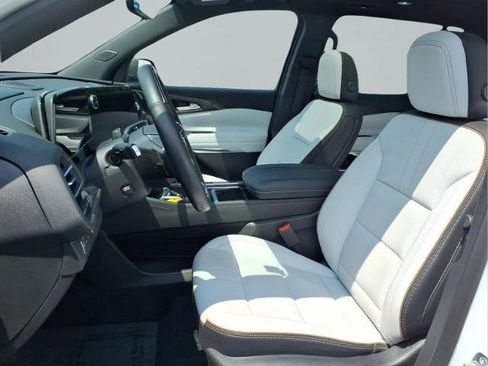 Used 2025 Chevrolet Traverse High Country FWD image 19
