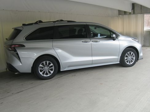 Used 2023 Toyota Sienna XLE image 6