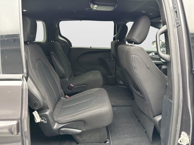 Used 2020 Chrysler Pacifica Touring w/ S Appearance Package FWD image 17