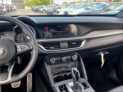 Used 2023 Alfa Romeo Stelvio Veloce AWD/4WD image 5