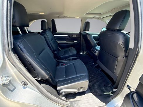Used 2018 Toyota Highlander XLE FWD image 17