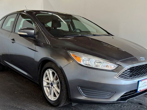 Used 2017 Ford Focus SE FWD image 2