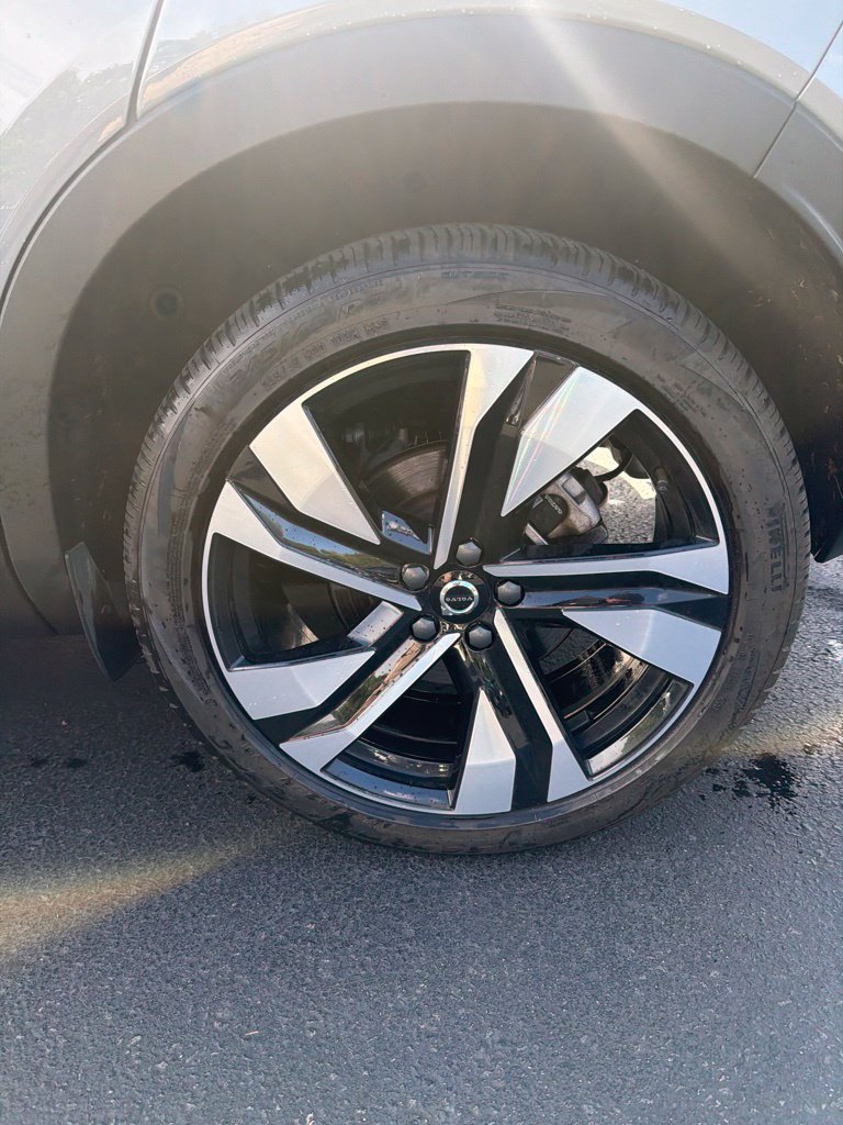Used 2024 Volvo XC40 B5 Plus w/ Protection Package Premier AWD/4WD image 4