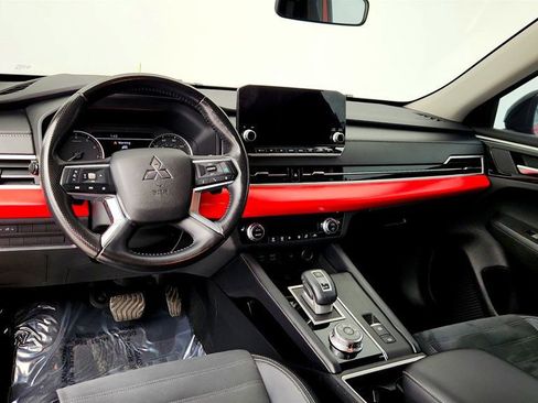 Used 2022 Mitsubishi Outlander SE image 12