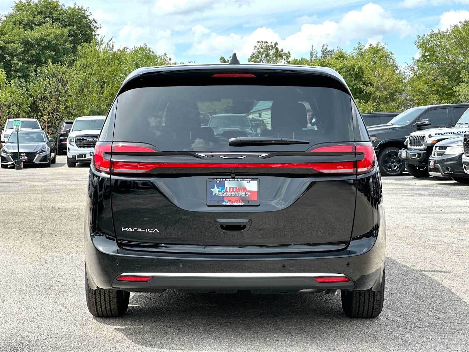 New 2027 Chrysler Pacifica Select FWD image 14