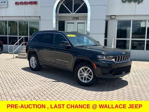 Used 2025 Jeep Grand Cherokee Laredo X RWD image 2