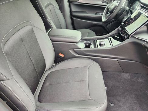 New 2025 Jeep Grand Cherokee Laredo image 10